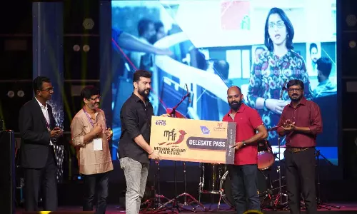 മീഡിയവൺ അക്കാദമി ഫിലിം ഫെസ്റ്റിവലിന്റെ ആദ്യ ഡെലിഗേറ്റ് പാസ് രമേഷ് പിഷാരടി വിതരണം ചെയ്തു