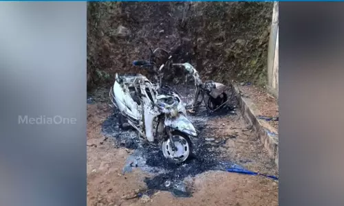 ഐ.എൻ.എൽ പ്രാദേശിക നേതാവിന്റെ വീടിന് നേരെ അക്രമം; വാതിലും രണ്ട് സ്കൂട്ടറും തീവെച്ച് നശിപ്പിച്ചു ഐ.എൻ.എൽ പ്രാദേശിക നേതാവിന്റെ വീടിന് നേരെ അക്രമം; വാതിലും രണ്ട് സ്കൂട്ടറും തീവെച്ച് നശിപ്പിച്ചു