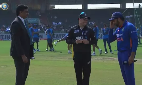 ടോസ് കിട്ടി; ബാറ്റിംഗോ ബൗളിംഗോയെന്ന ടീം തീരുമാനം മറന്ന് രോഹിത്, വീഡിയോ