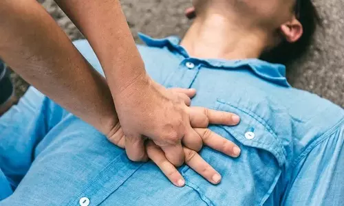 എന്തുചെയ്യണമെന്ന് അറിയാതെ നിൽക്കേണ്ട; ജീവൻ രക്ഷിക്കാൻ സിപിആർ കൊടുക്കാം ഇങ്ങനെ..