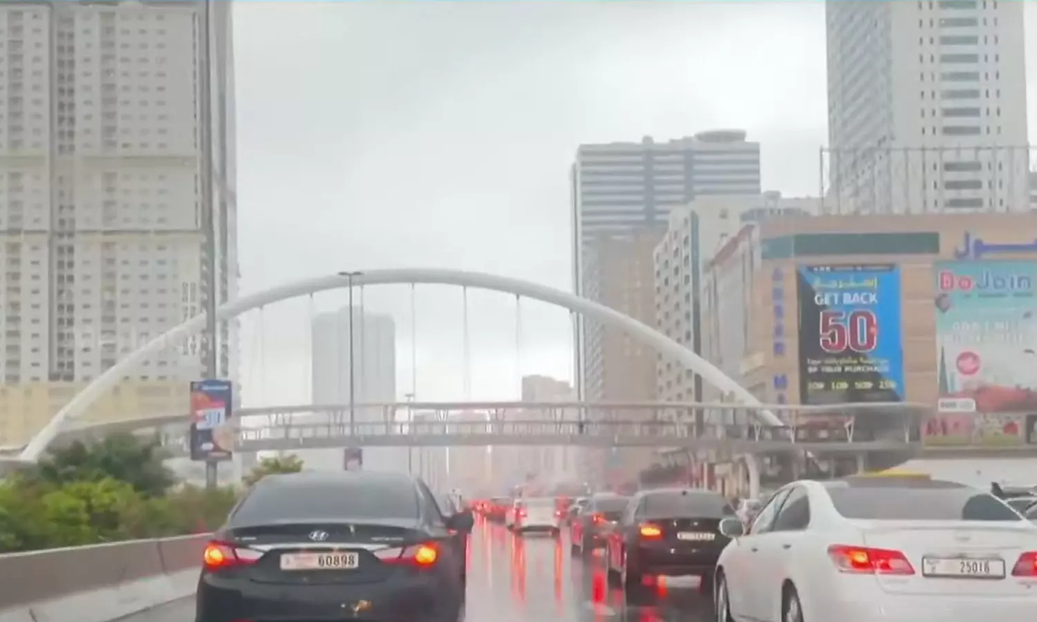 യു എ ഇയിൽ കനത്തമഴ; അന്തരീക്ഷോഷ്മാവ് താഴ്ന്നു