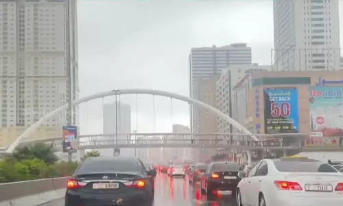 യു എ ഇയിൽ കനത്തമഴ; അന്തരീക്ഷോഷ്മാവ് താഴ്ന്നു