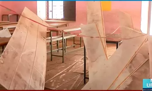 ഉച്ചഭക്ഷണസമയത്ത് ക്ലാസ് മുറിയിലെ സീലിങ് പൊളിഞ്ഞുവീണു; അപകടം ഒഴിഞ്ഞത് തലനാരിഴക്ക്