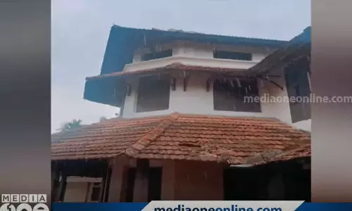 വിമാനം താഴ്ന്നു പറന്നത് മൂലം വീടിന്റെ ഓടുകൾ പറന്നുപോയി