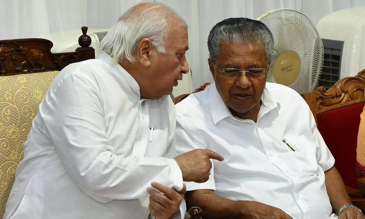 സർക്കാർ ഗവർണർ പോര് അയയുന്നു; അറ്റ് ഹോം പരിപാടിയിൽ മുഖ്യമന്ത്രി പങ്കെടുക്കും സർക്കാർ ഗവർണർ പോര് അയയുന്നു; അറ്റ് ഹോം പരിപാടിയിൽ മുഖ്യമന്ത്രി പങ്കെടുക്കും