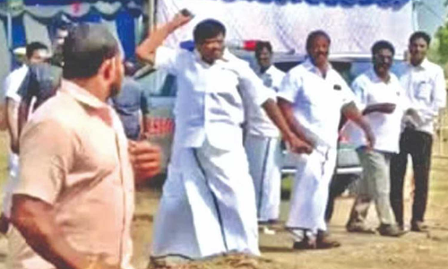 Tamil Nadu Minister,Throwing Stone At Party Workers ,Tamil Nadu Minister SM Nasar,ViralVideo Tamil Nadu Minister,Throwing Stone At Party Workers ,Tamil Nadu Minister SM Nasar,ViralVideo