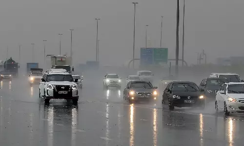 യു എ ഇയിൽ ശക്തമായ കാറ്റും മഴയും; മിക്കയിടങ്ങളിലും ഓറഞ്ച്, യെല്ലോ അലർട്ട്