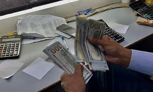 തകർന്നടിഞ്ഞ് പാകിസ്താൻ രൂപ; ഇരുട്ടിൽ തപ്പി രാജ്യം