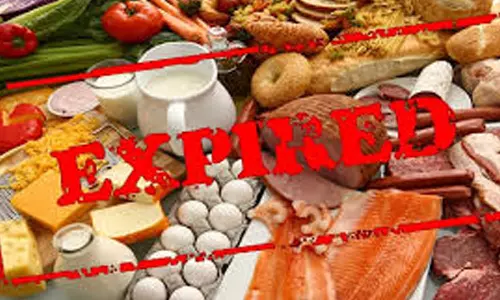 തൃശൂരിൽ ഏഴു ഹോട്ടലുകളിൽ നിന്ന് പഴകിയ ഭക്ഷണം പിടിച്ചെടുത്തു തൃശൂരിൽ ഏഴു ഹോട്ടലുകളിൽ നിന്ന് പഴകിയ ഭക്ഷണം പിടിച്ചെടുത്തു