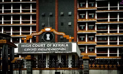 ജഡ്ജിമാരുടെ പേരിൽ കൈക്കൂലി വാങ്ങിയ കേസ്; ഹരജിയിലെ ജാമ്യ ഉത്തരവ് ഹൈക്കോടതി തിരിച്ചു വിളിച്ചു