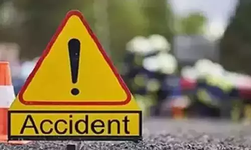 ആറ്റിങ്ങലിൽ ബൈക്ക് യാത്രികനെ ഇടിച്ചു തെറിപ്പിച്ച് ട്രെയിലർ ലോറി