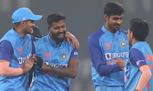 99/8; കിവിപ്പടയെ കൂട്ടിലടച്ച് ഇന്ത്യൻ ബൗളേഴ്‌സ്‌