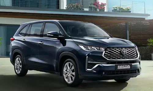 നിരത്തുകൾ ഭരിക്കാൻ അവൻ; ഇന്നോവ ഹൈക്രോസ് ഡെലിവറി തുടങ്ങി