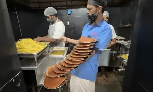 ഒറ്റക്കയ്യിൽ 16 ദോശപ്പാത്രങ്ങൾ: വൈറലായി ഹോട്ടൽ ജീവനക്കാരന്റെ വീഡിയോ ഒറ്റക്കയ്യിൽ 16 ദോശപ്പാത്രങ്ങൾ: വൈറലായി ഹോട്ടൽ ജീവനക്കാരന്റെ വീഡിയോ