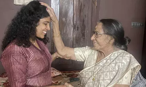 ഹൃദയം നിറഞ്ഞ വാത്സല്യത്തോടെ ലളിതാമ്മ സ്വീകരിച്ചു: ചങ്ങമ്പുഴയുടെ മകളെ സന്ദര്‍ശിച്ച് ചിന്ത ജെറോം