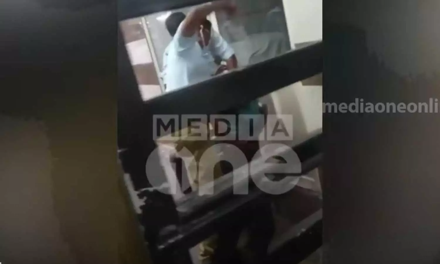 Thiruvananthapuram medical college, traffic,  beat up, breaking news malayalam