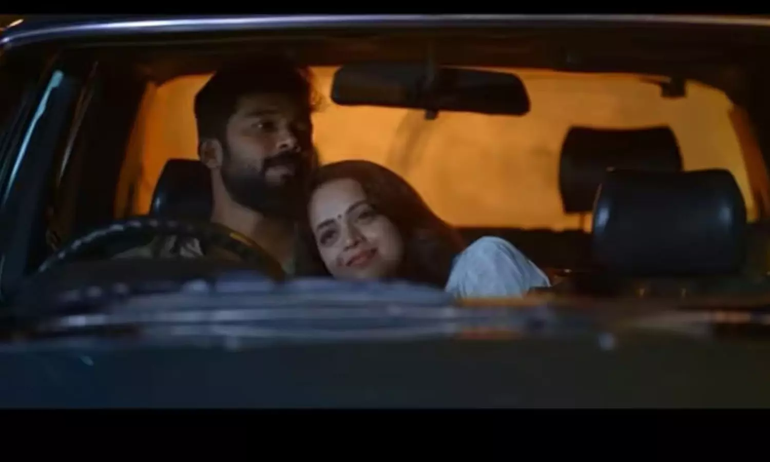 മനോഹരമായൊരു പ്രണയകാലത്തിന്‍റെ ഓര്‍മകള്‍ പറയാന്‍ ഭാവനയും ഷറഫുദ്ദീനും; ന്റിക്കാക്കൊരു  പ്രേമണ്ടാര്‍ന്ന് ട്രെയിലര്‍ പുറത്ത്