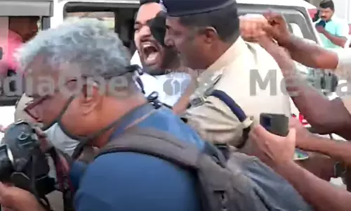 Congress Youth workers show black flag to Kerala CM