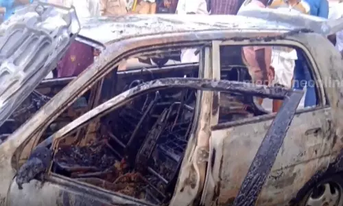 എറണാകുളത്ത് ഓടിക്കൊണ്ടിരുന്ന കാറിന് തീപിടിച്ചു: അപകടമൊഴിവായത് തലനാരിഴക്ക്