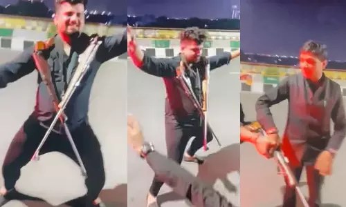 യു.പിയിൽ നടുറോഡിൽ തോക്കുകൾ പിടിച്ച് നൃത്തം ചെയ്തും മദ്യപിച്ചും ആകാശത്തേക്ക് വെടിവച്ചും യുവാക്കൾ; പിടികൂടാതെ പൊലീസ്