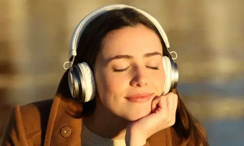 regular headphone use,headphone use, Wearing headphones all the time, side effects on the brain and heart,Health experts
