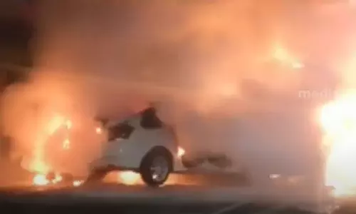 Kozhikode cars hit together and burned