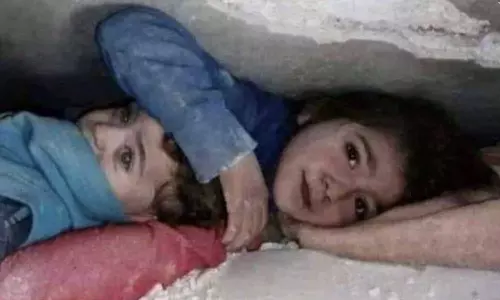 Turkey, Syria earthquake,  viral vedio,  girl protects little brother, photograph melts hearts online,UN representative Mohamad Safa,netizens emotional,viral videos