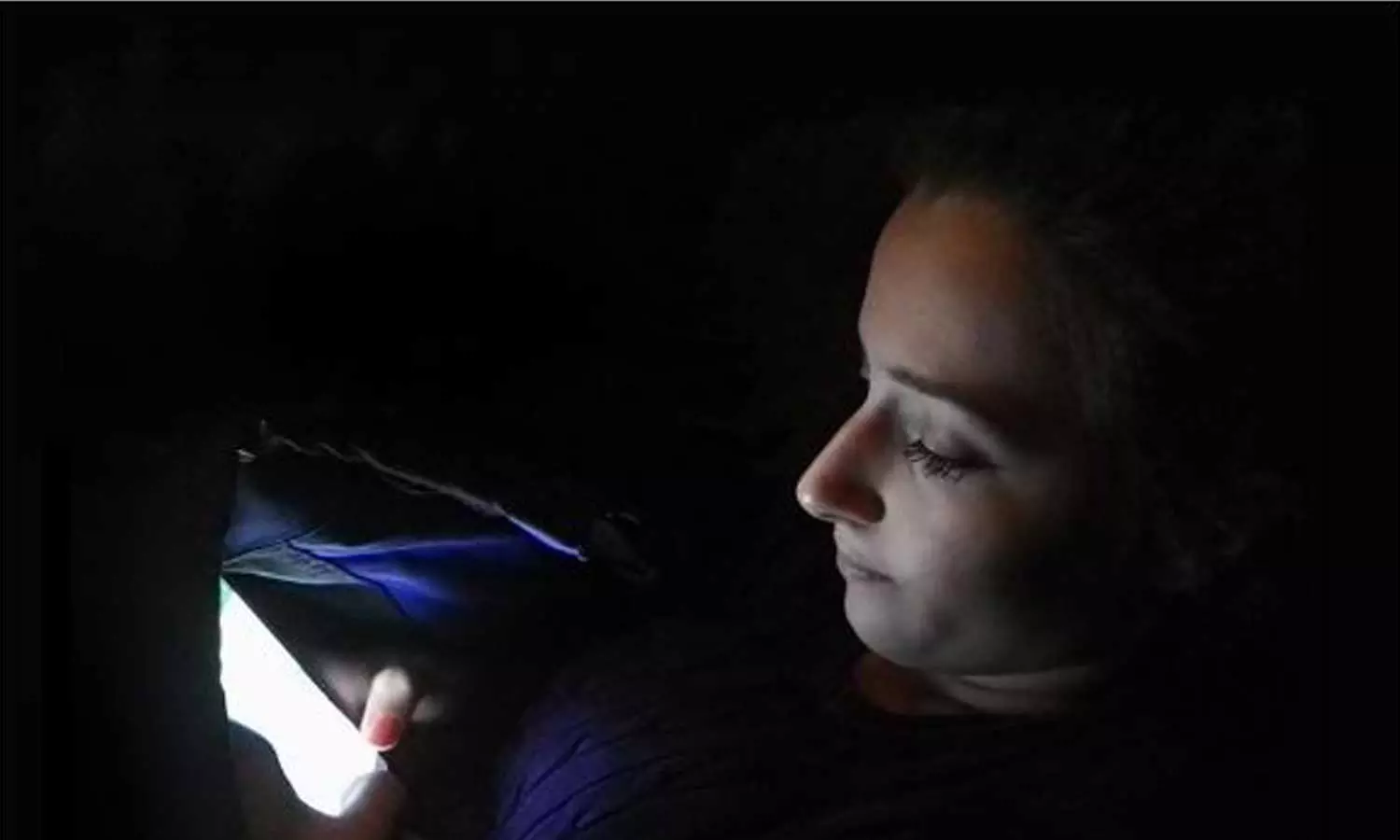 അമിത ഫോണ്‍ ഉപയോഗം, ഇരുട്ടിൽ സ്ഥിരമായി സ്മാർട്ട്‌ഫോൺ ഉപയോഗിച്ചു,സ്മാർട്ട്‌ഫോൺ ഉപയോഗിച്ച യുവതിക്ക് കാഴ്ച നഷ്ടമായി, അമിത സ്മാർട്ട്‌ഫോൺ ഉപയോഗം Hyderabad,Woman Lost Her Vision,smartphone usage,Hyderabad Doctor ,Lost  Vision,Tweet Viral,smartphone vision syndrome (SVS)