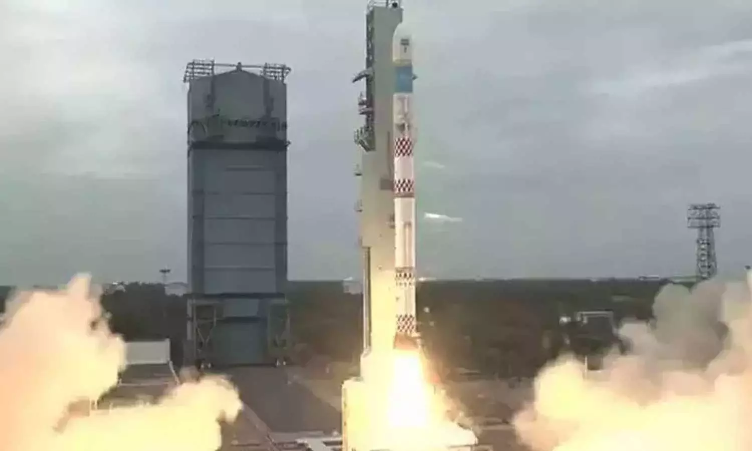 പ്രതീക്ഷകള്‍ വാനോളം: ഇന്ത്യയുടെ ഹ്രസ്വദൂരവിക്ഷേപണ റോക്കറ്റ് കുതിച്ചുയര്‍ന്നു