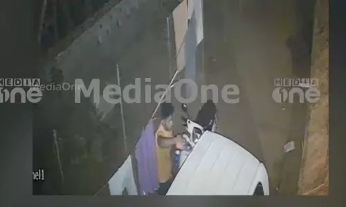 vehicle burning in Kolathara,  Footage,  young man pouring petrole,setting fire breaking news malayalam