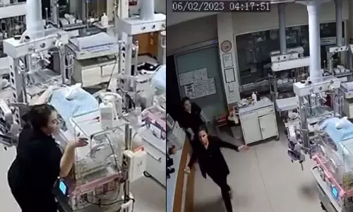 സ്വന്തം ജീവൻ മറന്ന് നവജാത ശിശുക്കളെ ചേർത്തുപിടിച്ച കാവൽ മാലാഖമാർ; ലോകഹൃദയം കീഴടക്കി ഈ രണ്ടു നഴ്സുമാർ സ്വന്തം ജീവൻ മറന്ന് നവജാത ശിശുക്കളെ ചേർത്തുപിടിച്ച കാവൽ മാലാഖമാർ; ലോകഹൃദയം കീഴടക്കി ഈ രണ്ടു നഴ്സുമാർ