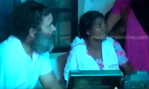 മരിച്ച ആദിവാസി യുവാവിന്റെ കുടുംബത്തെ കണ്ട് രാഹുൽ ​ഗാന്ധി; എം.പിയുടെ വയനാട്ടിലെ സന്ദർശനം തുടരുന്നു
