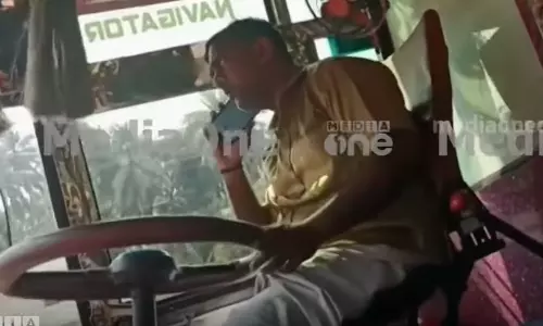 ബസ് ഓടിക്കുന്നതിനിടെ ഫോൺ വിളിച്ച് ഡ്രൈവർ; ദൃശ്യങ്ങൾ പുറത്ത്