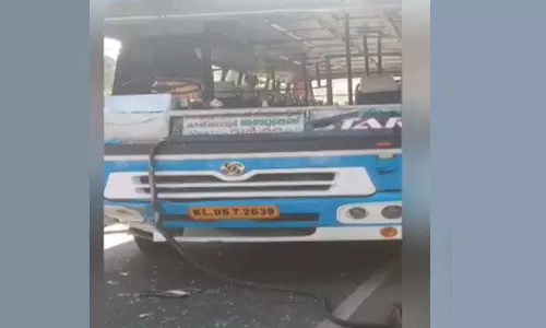 ബസ് ബൈക്കിൽ ഇടിച്ച് രണ്ട് പേർക്ക് പരിക്ക്; കുട്ടികൾ തെറിച്ചുവീണു