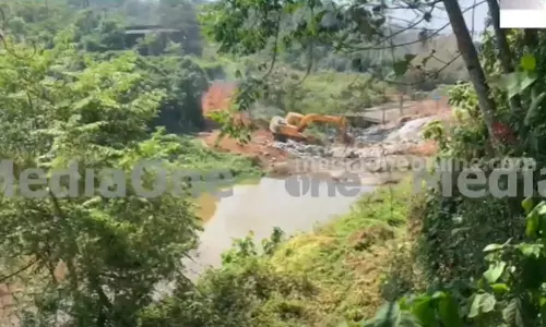 പി.വി അൻവർ എംഎൽ‍എയുടെ കക്കാടംപൊയിലിലെ റിസോർട്ടിനായി നിർമിച്ച തടയണ പൊളിച്ച് തുടങ്ങി