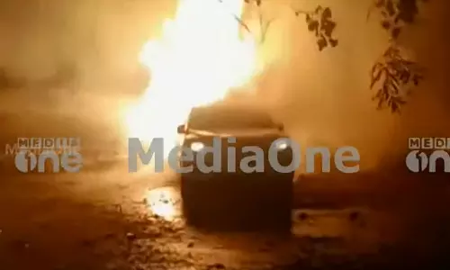 കോഴിക്കോട് എലത്തൂരിൽ തീപിടിത്തം; കാർ കത്തിനശിച്ചു