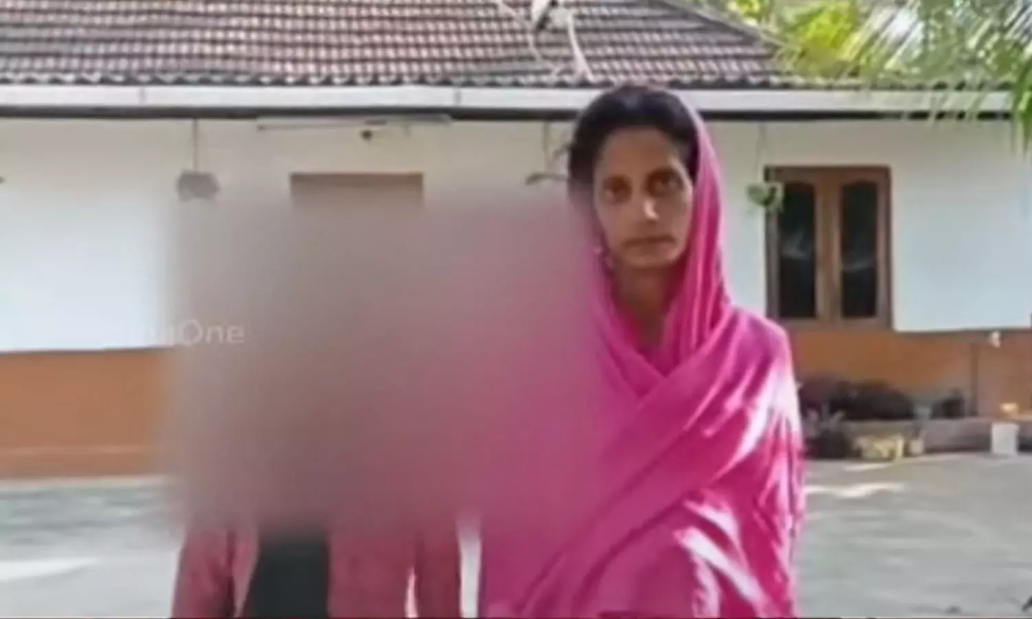 സ്ത്രീധന പീഡനത്തിനിരയായ യുവതിയും മകളും നാലുദിവസമായി കഴിയുന്നത് ഭർത്താവിന്റെ വീട്ടുമുറ്റത്ത്