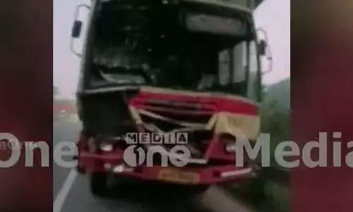 കൊച്ചിയിൽ നിർത്തിയിട്ട ലോറിക്കു പിന്നിൽ കെ.എസ്.ആർ.ടി.സി ബസ് ഇടിച്ച് അപകടം; മൂന്ന് പേർക്ക് പരിക്ക്