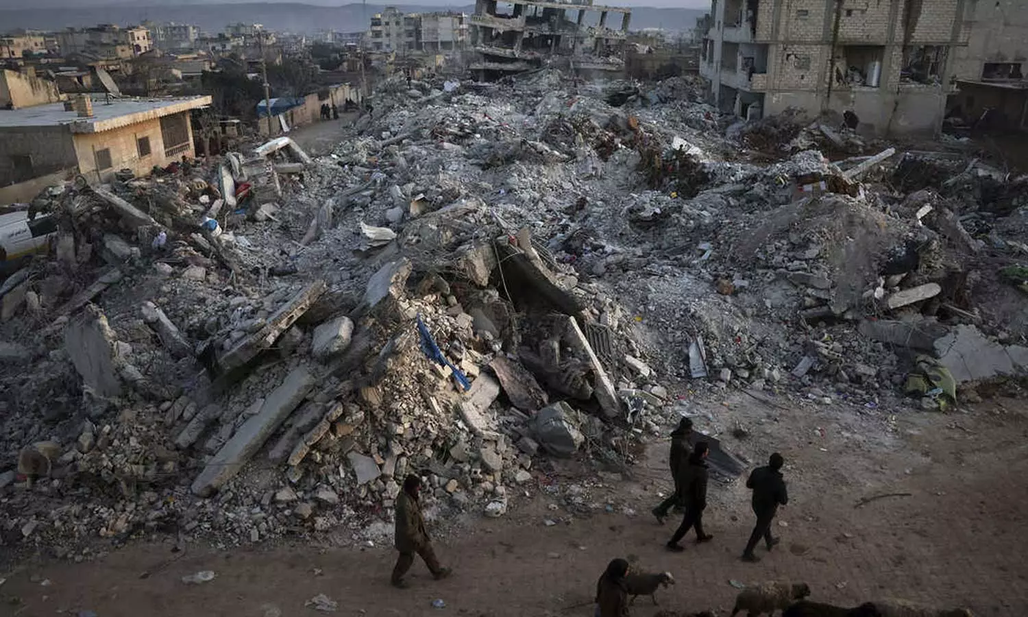 തകര്‍ന്നടിഞ്ഞ കെട്ടിടാവശിഷ്ടങ്ങളില്‍ നിന്നും ഇപ്പോഴും ശബ്ദങ്ങള്‍ കേള്‍ക്കുന്നു, നഗരത്തിന് മരണത്തിന്‍റെ മണം