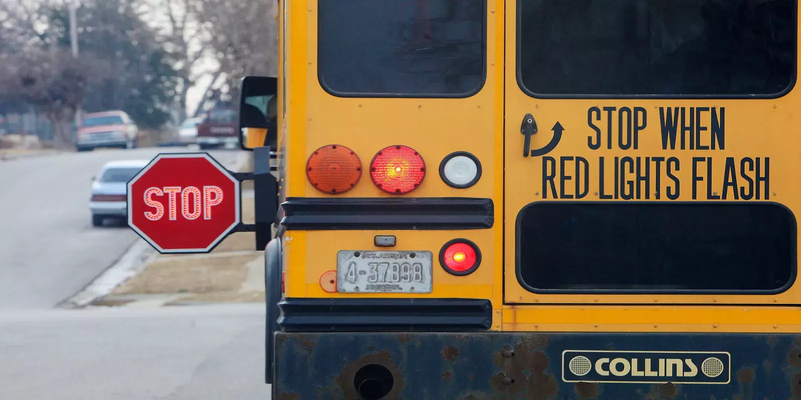 സ്‌കൂൾ ബസുകളിലെ സ്റ്റോപ്പ് ബോർഡ് സൂക്ഷിച്ചില്ലെങ്കിൽ   1,000 ദിർഹം പിഴയും 10 ബ്ലാക്ക് പോയിന്റുകളും