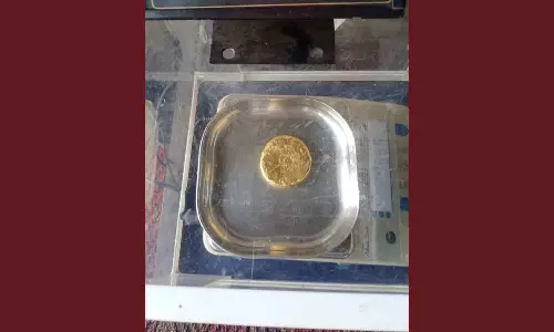 കരിപ്പൂരിൽ വിമാനത്തിനുള്ളിൽ ഒളിപ്പിച്ചുവെച്ച 22 ലക്ഷം രൂപയുടെ  സ്വർണം കസ്റ്റംസ് പിടികൂടി