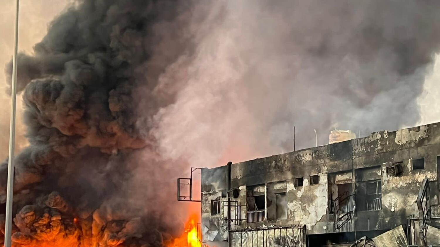 അജ്മാനിൽ വൻ തീപിടിത്തം;  സ്ഥാപനങ്ങളും വാഹനങ്ങളും കത്തിനശിച്ചു