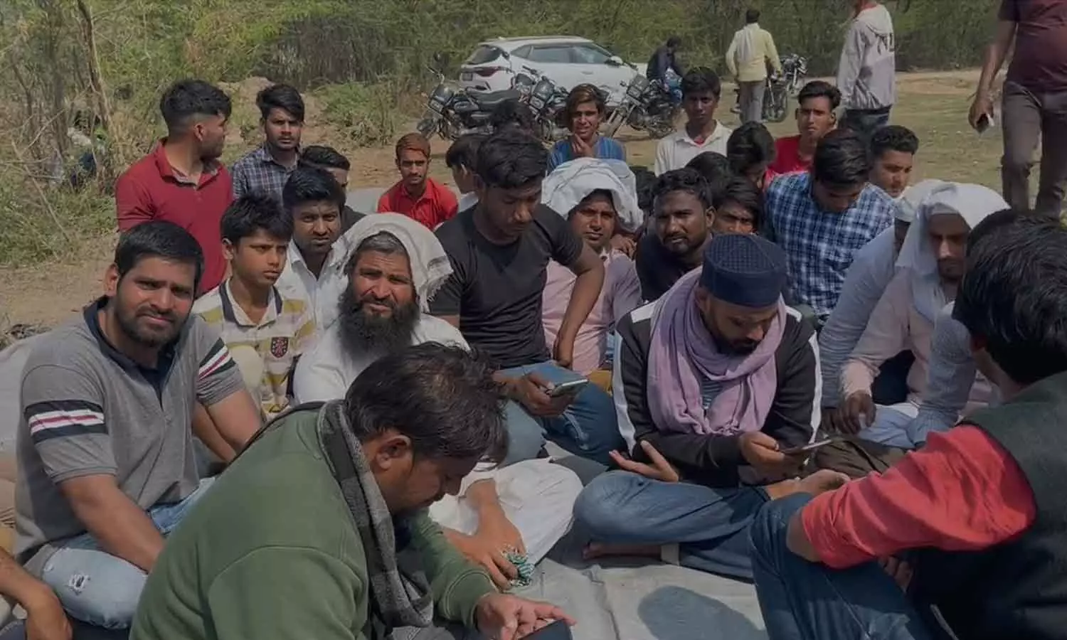 കാലിക്കടത്ത് ആരോപിച്ച് കൊലപാതകം; കൊല്ലപ്പെട്ടവരുടെ ഖബറിനരികിൽ ബന്ധുക്കളുടെ പ്രതിഷേധം