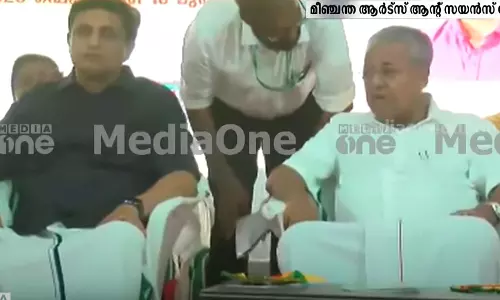 കറുത്ത കാറിനും റിയാസിനും വിലക്കുണ്ടോ?; മുഖ്യമന്ത്രിയുടെ പരിപാടിയിലെ കറുപ്പിനെതിരായ വിലക്കിൽ സോഷ്യൽ മീഡിയ