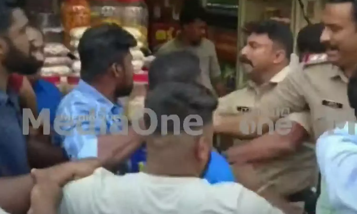 കൊല്ലത്ത് യൂത്ത് കോൺഗ്രസ് പ്രവർത്തകർക്ക് ഡിവൈഎഫ്ഐ പ്രവർത്തകരുടെ മർദനം