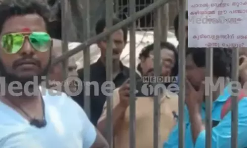 young man protested,  problem of drinking water ,protest by locking panchayat office, panchayat office protest,breaking news malayalam,ബ്രേക്കിങ് ന്യൂസ് മലയാളം, മലയാളം വാര്‍ത്തകള്‍,കേരള വാര്‍ത്തകള്‍,വേറിട്ട പ്രതിഷേധവുമായി യുവാവ്