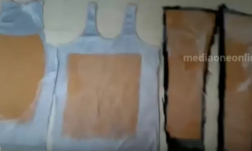 smuggle gold, worth 1 crorE, arrested,