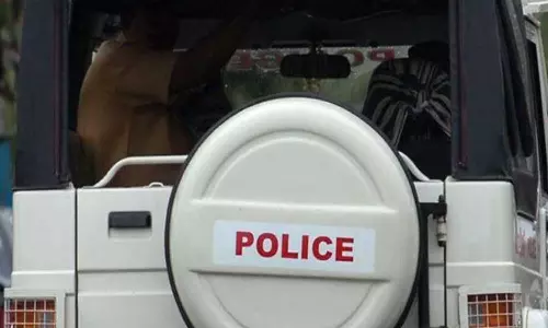 തിരുവനന്തപുരത്ത് പൊലീസുകാരനെ നടുറോഡിലിട്ട് തല്ലിച്ചതച്ചു,latest malayalam news,policeman was beaten up in Thiruvananthapuram,kerala police,