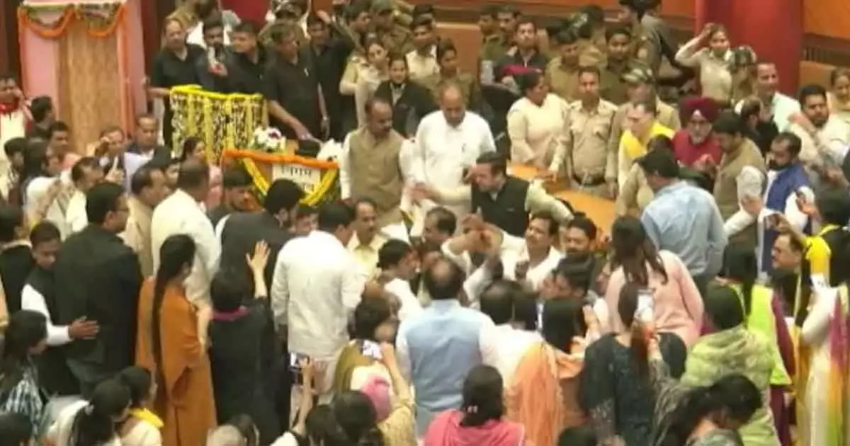 aap bjp fight in delhi corporation