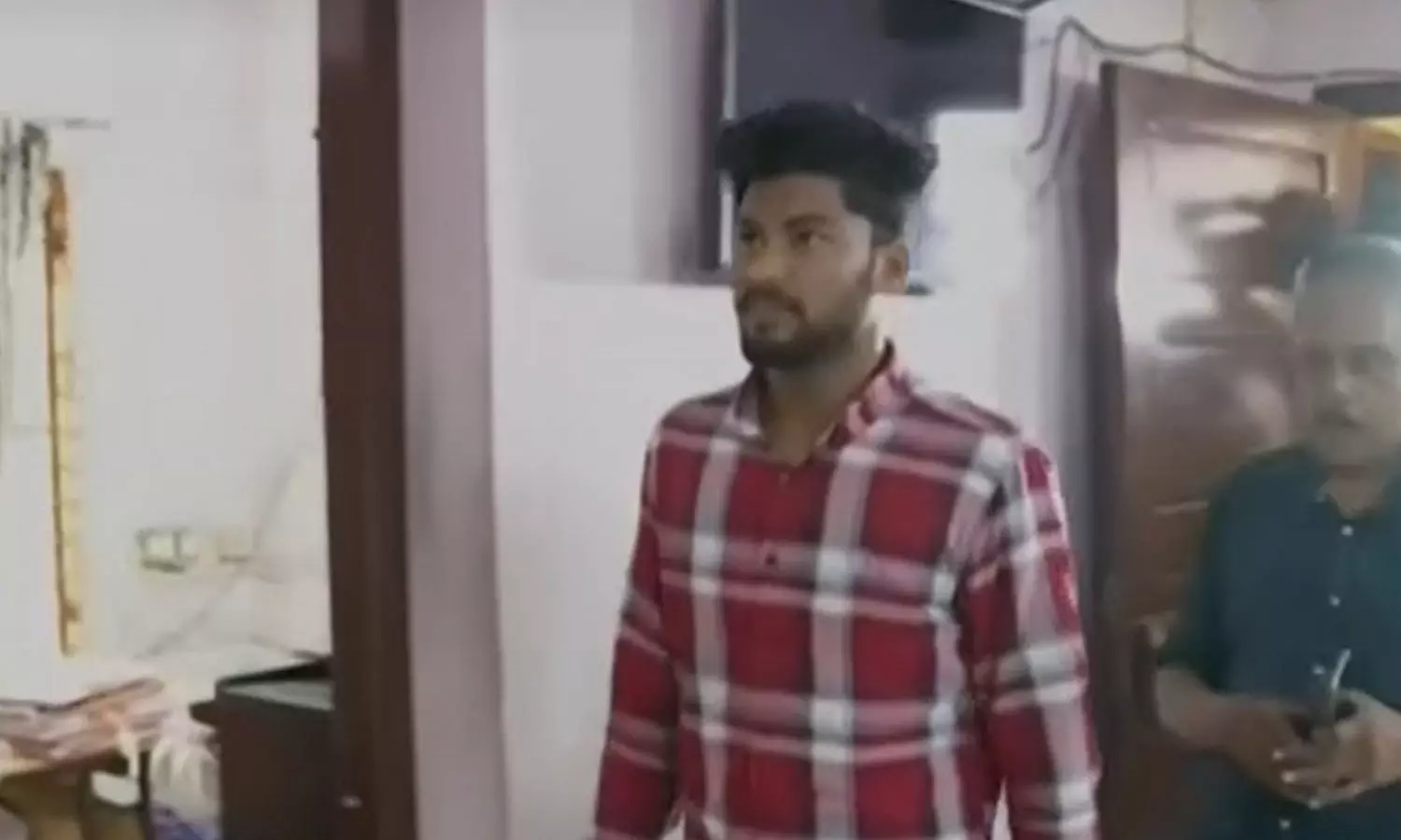 തൊടുപുഴയിൽ പ്രണയാഭ്യർത്ഥന നിരസിച്ചതിന് പെൺകുട്ടിയുടെ കഴുത്തിൽ കത്തിവെച്ച് ഭീഷണിപ്പെടുത്തി